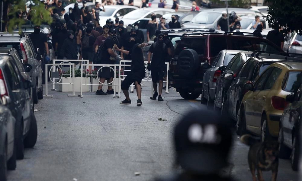 Υπό κράτηση ο αστυνομικός που απέτρεψε σύλληψη κουκουλοφόρου